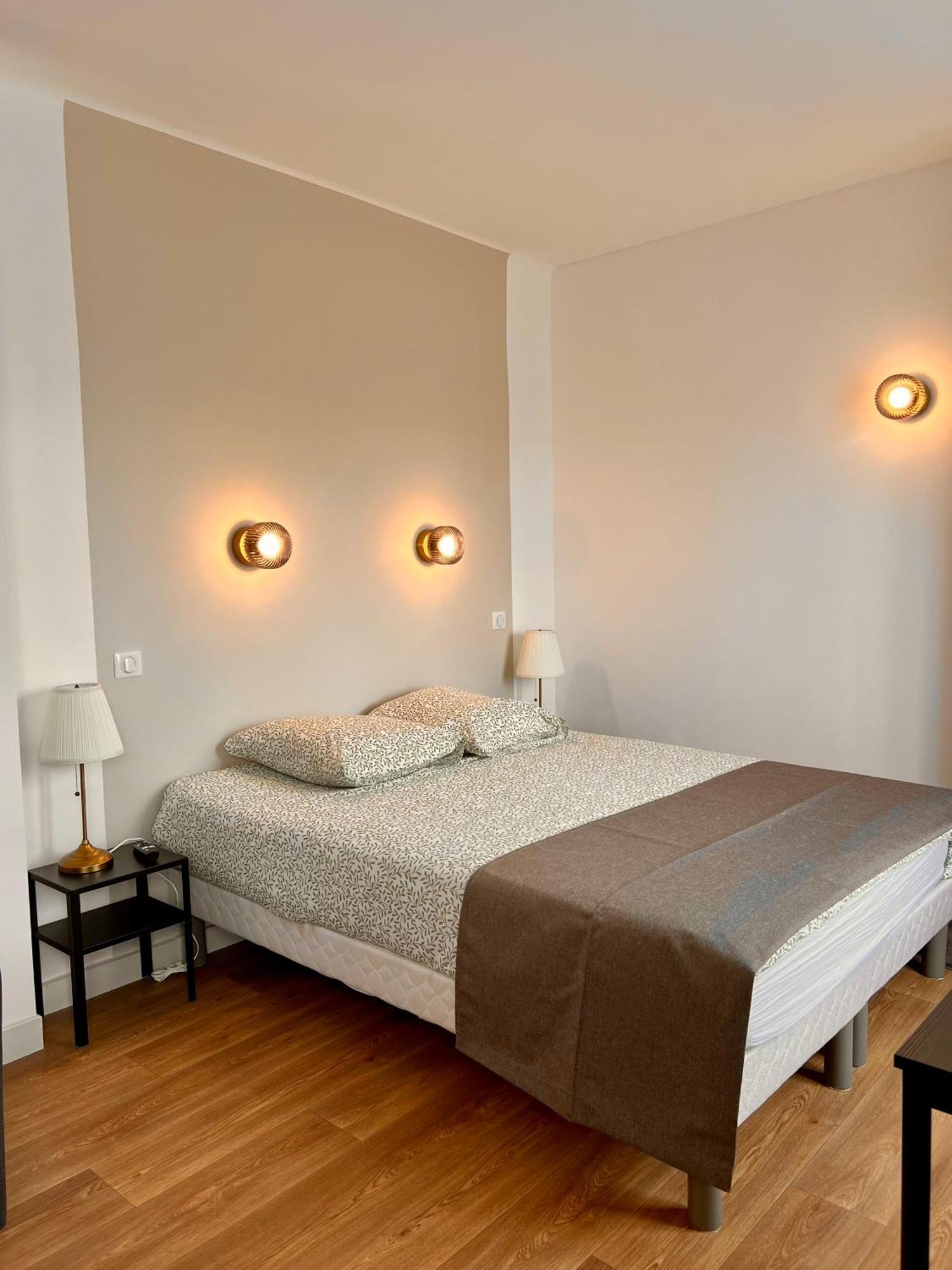 Studio 4 Pers Face Gare Sncf Appart Hotel Le Cygne D4 Bourges Bagian luar foto