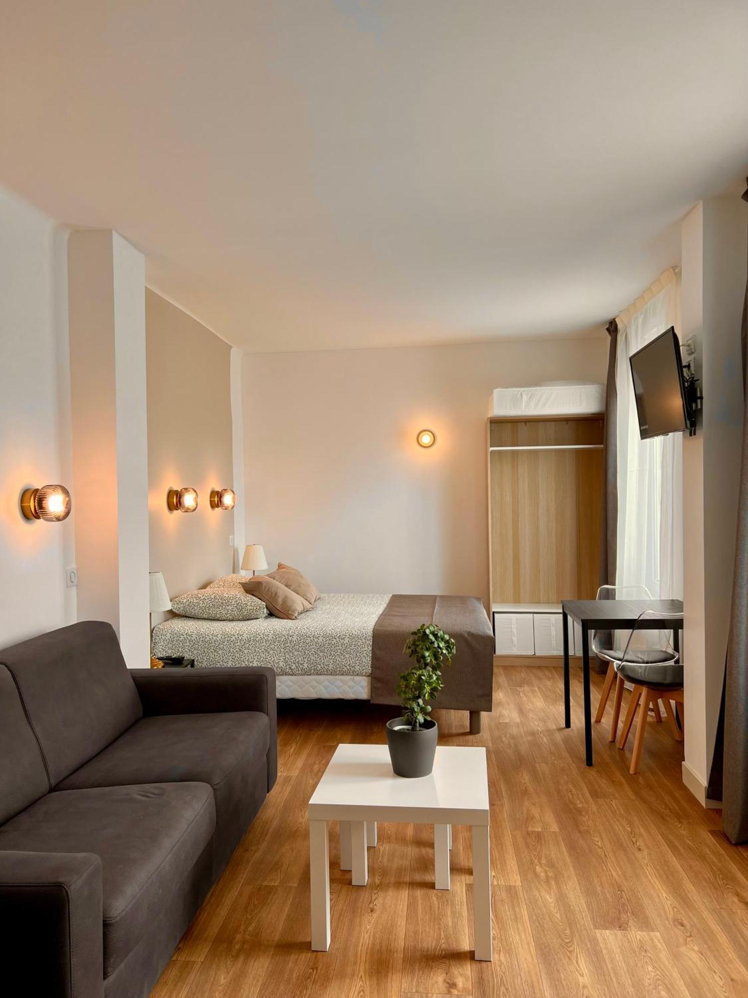 Studio 4 Pers Face Gare Sncf Appart Hotel Le Cygne D4 Bourges Bagian luar foto